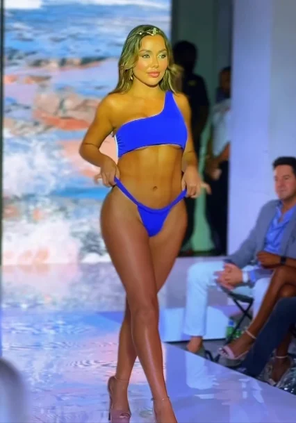 Hip - hugging  Caro Del Rio
